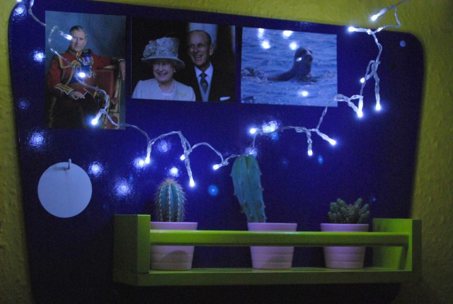 Här är resultatet på Emelies IKEA besök och orsaken vi åkte: Belysning till bilder av kungafamiljen + kaktusar. 