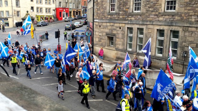 På första veckan fick vi se en demonstration för ett självständigt Skottland tåga förbi vårt fönster. 